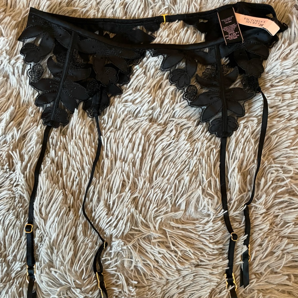 Victoria’s Secret NWT clack Garter belt- XS